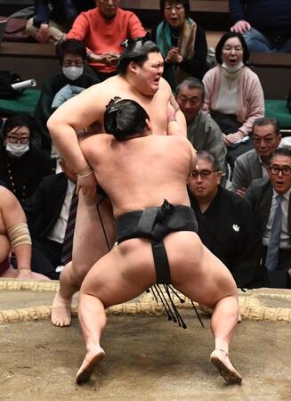 　伯ノ富士に押し出しで敗れた大の里（撮影・園田高夫）