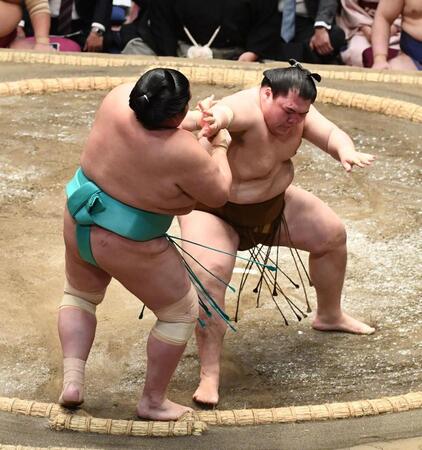 　王鵬（右）に押し出しで敗れた琴桜（撮影・園田高夫）