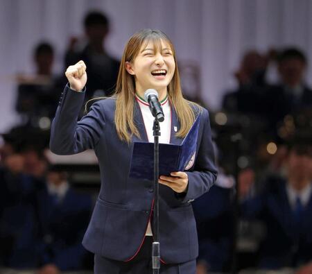 　壮行会で笑顔で決意表明する坂本花織（撮影・吉澤敬太）