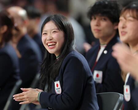 　セクシーサンキューと答える坂本花織（手前右）を見て笑う中井亜美（撮影・吉澤敬太）