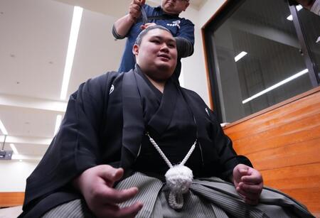 　天皇陛下らのお見送りを終えた大の里