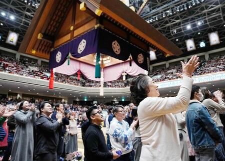 　大相撲初場所の観戦で貴賓席に到着された天皇ご一家に拍手を送る大勢の観客