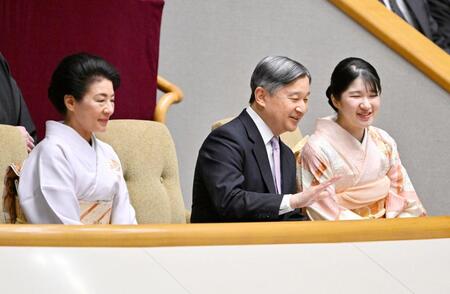 　大相撲初場所を観戦される天皇、皇后両陛下と愛子さま