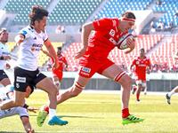 　前半、相手守備をかわしてトライする神戸のブロディ・レタリック