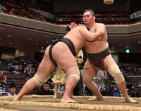 　東輝龍（左）を破った朝興貴（撮影・持木克友）