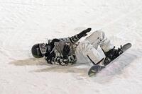 ハーフパイプ第５戦、男子決勝で転倒した平野歩夢（共同）