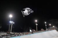 ハーフパイプ第５戦の男子決勝前、練習で調整する平野歩夢（共同）