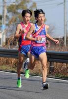 力走する岡山３区の黒田朝日（右）