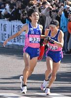 岡山３区・黒田朝日（左）は、４区・山下陽音にたすきをつなぐ