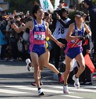 岡山の山下陽音の背中を押す、３区で激走した岡山の黒田朝日（左）＝撮影・北村雅宏