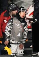 男子決勝１回目で転倒し、引き揚げる平野歩夢。このまま棄権した（共同）