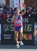 ３区で快速を飛ばしタスキを掲げる岡山の黒田朝日（撮影・北村雅宏）