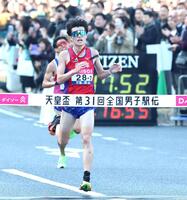３位でゴールテープを切る兵庫のアンカー・藤田大智（撮影・北村雅宏）