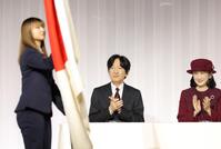 坂本花織（左）に拍手される秋篠宮ご夫妻（撮影・吉澤敬太）