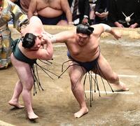 　時疾風（左）を気迫の押し出しで破った阿炎（撮影・園田高夫）