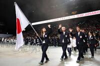 　壮行会で国旗を持って手を振る坂本花織（中央）らＴＥＡＭ　ＪＡＰＡＮ（撮影・吉澤敬太）