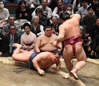 　はたき込みで大栄翔（右）に敗れ２敗目を喫した豊昇龍（撮影・園田高夫）