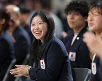 　セクシーサンキューと答える坂本花織（手前右）を見て笑う中井亜美（撮影・吉澤敬太）