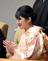 　大相撲初場所で取組に拍手を送られる天皇、皇后両陛下の長女愛子さま