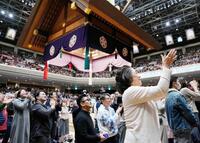 　大相撲初場所の観戦で貴賓席に到着された天皇ご一家に拍手を送る大勢の観客