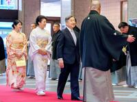 　大相撲初場所の観戦のため東京・両国国技館を訪問された天皇、皇后両陛下と愛子さま（代表撮影）