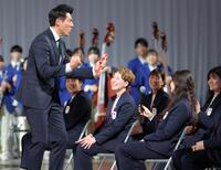 　松岡修造（左）の前で笑顔を見せる小池詩織（中央）らスマイルジャパン（撮影・吉澤敬太）