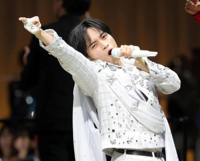 　選手たちの前で「結唱」を歌う中島健人（撮影・吉澤敬太）