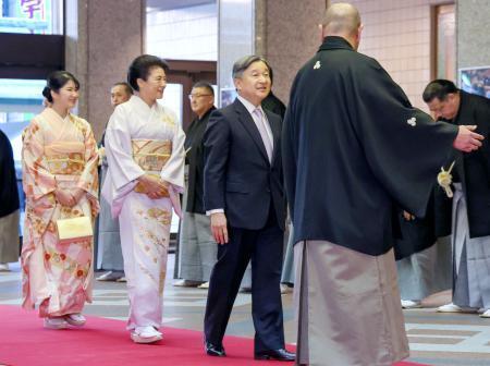 　大相撲初場所の観戦のため東京・両国国技館を訪問された天皇、皇后両陛下と愛子さま＝１８日午後（代表撮影）