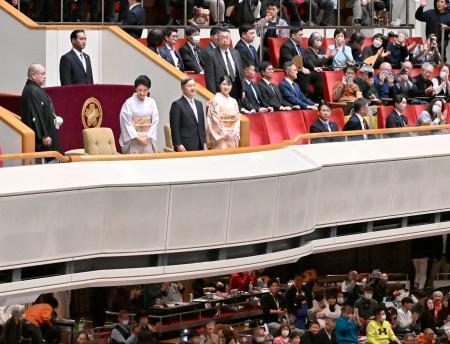 　大相撲初場所の観戦のため東京・両国国技館を訪問された天皇、皇后両陛下と愛子さま＝１８日午後