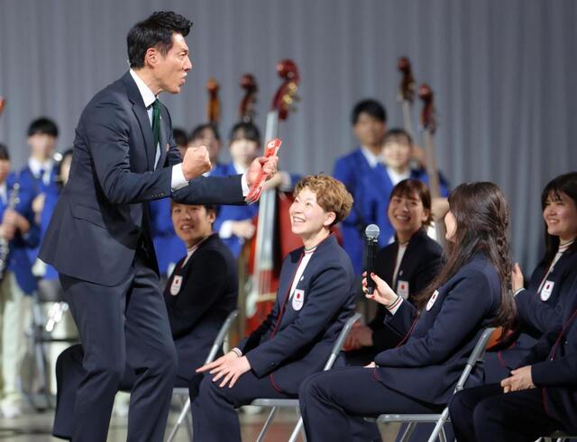 　松岡修造（左）の前で笑顔を見せる小池詩織（中央）らスマイルジャパン（撮影・吉澤敬太）