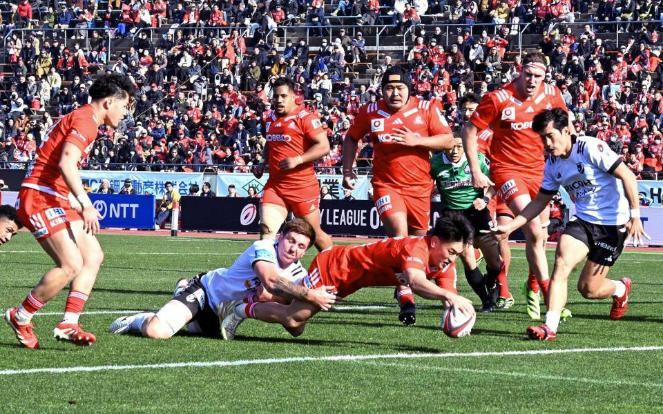 　神戸－ＢＲ東京　後半、トライを決める神戸の李承信。試合前には阪神大震災の犠牲者を悼み黙とうがささげられた＝神戸ユニバー