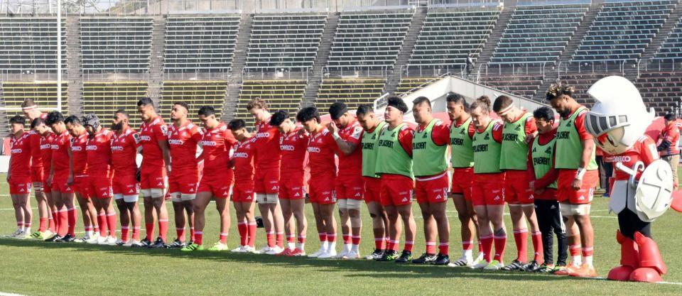 　ＢＲ東京戦前に、阪神・淡路大震災の犠牲者を悼み黙とうする神戸の選手たち