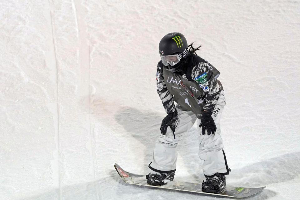 ハーフパイプ第５戦、男子決勝で転倒し引き揚げる平野歩夢（共同）