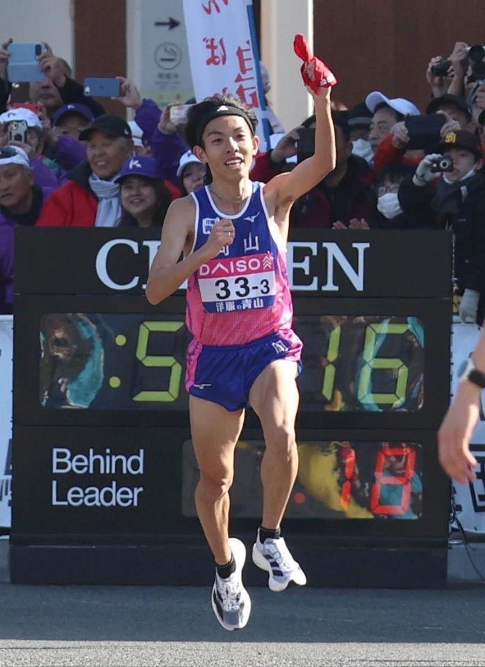３区で快速を飛ばしタスキを掲げる岡山の黒田朝日（撮影・北村雅宏）