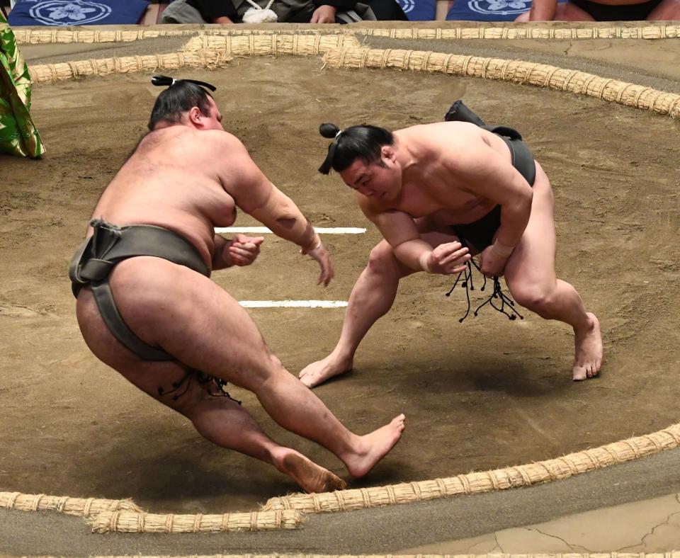 春山（左）を押し倒しで破った炎鵬（撮影・園田高夫）