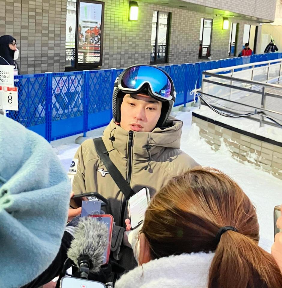 取材に応じる小林朔太郎（１月１７日、大倉山ジャンプ競技場）