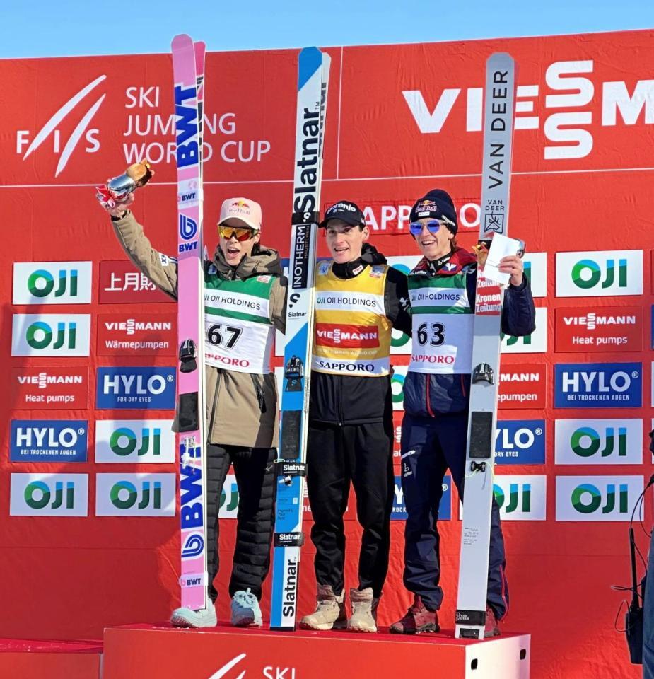 表彰式で笑顔を見せる２位の小林陵侑（左）優勝したドメン・プレブツ（中央）