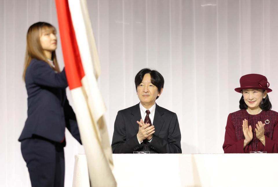 坂本花織（左）に拍手される秋篠宮ご夫妻（撮影・吉澤敬太）