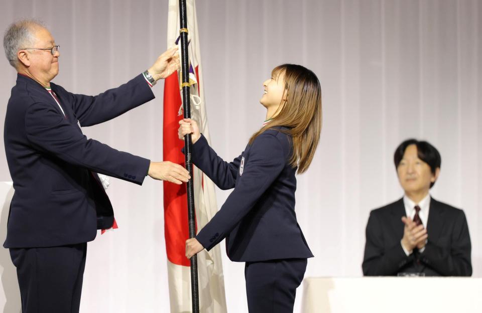 秋篠宮さまの前で、ミラノ・コルティナ五輪ＴＥＡＭ　ＪＡＰＡＮ・伊東秀仁団長国旗（左）から国旗を受け取る坂本花織（撮影・吉澤敬太）
