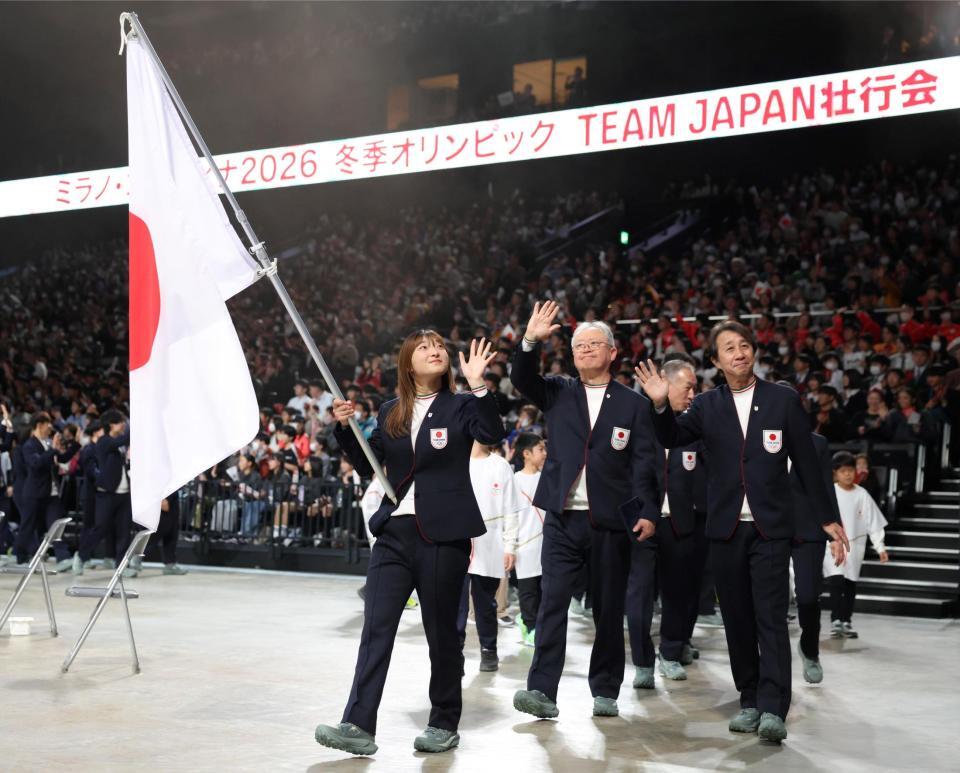 　壮行会で、国旗を持って登場した坂本花織（中央）＝撮影・吉澤敬太