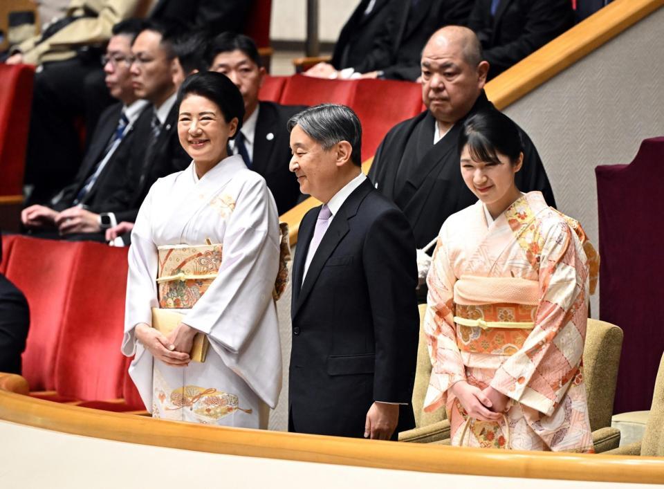　大相撲初場所の観戦に臨まれる天皇、皇后両陛下と長女愛子さま。後方は日本相撲協会の八角理事長