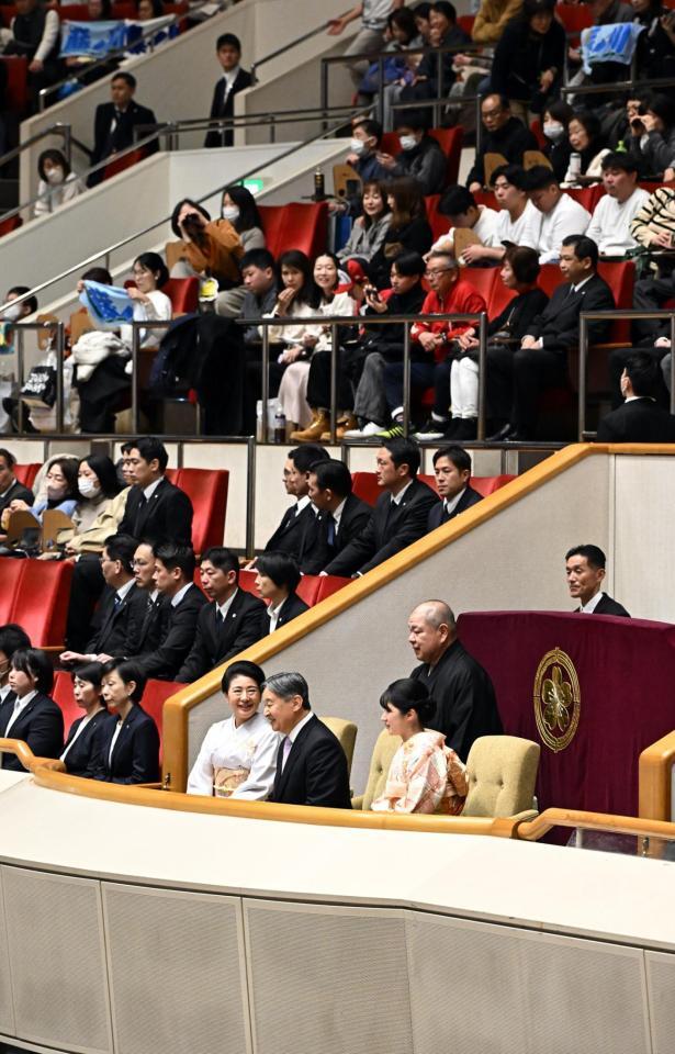 大相撲初場所を観戦される天皇、皇后両陛下と長女愛子さま　