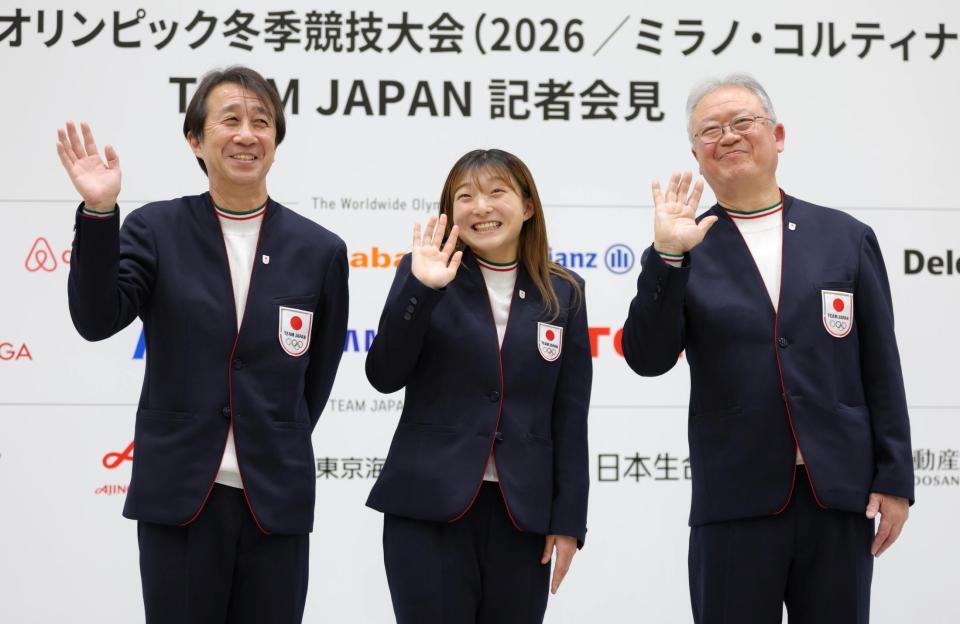 　会見で笑顔を見せる（左から）ミラノ・コルティナ五輪ＴＥＡＭ　ＪＡＰＡＮ・原田雅彦副団長、坂本花織、ミラノ・コルティナ五輪ＴＥＡＭ　ＪＡＰＡＮ・伊東秀仁団長（撮影・吉澤敬太）
