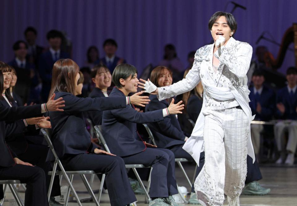 　カーリングの（左から）小林未奈、小野寺佳歩らとタッチする中島健人（右）＝撮影・吉澤敬太