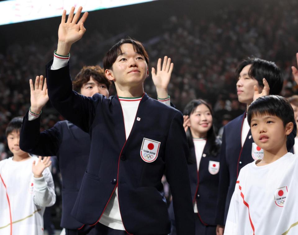 　手を振る鍵山優真らフィギュアスケート日本代表（撮影・吉澤敬太）