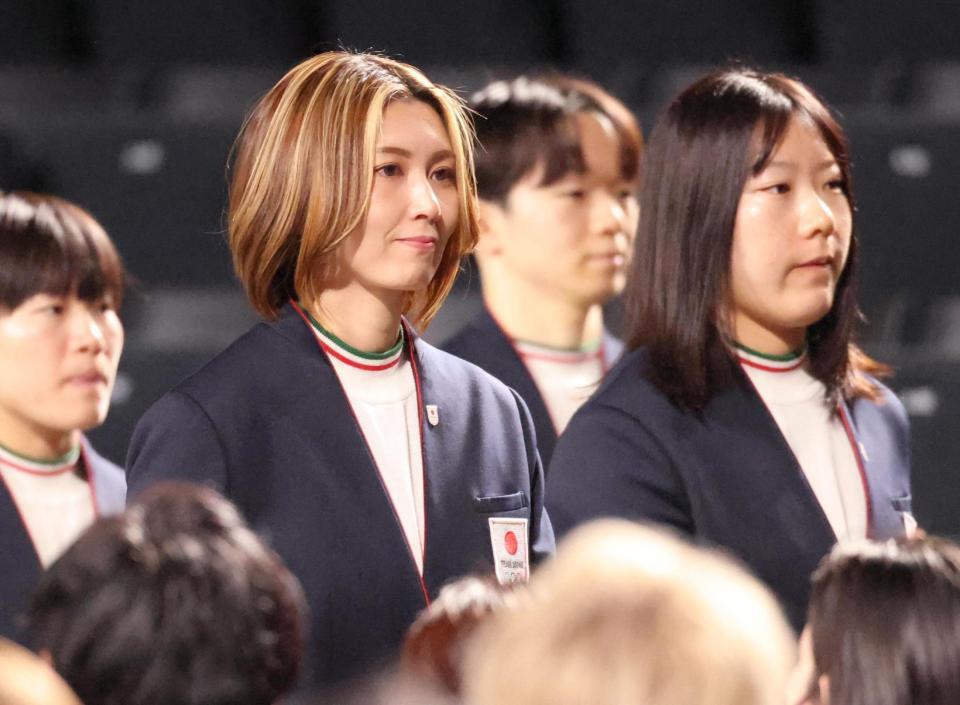 　結団式に出席したカーリングの吉村紗也香（中央）、フィギュアスケートの鍵山優真（同奥）ら（撮影・吉澤敬太）