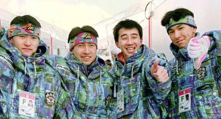 　アルベールビル五輪のスキージャンプ団体（ラージヒル）で４位に入賞した（左から）上原子次郎、須田健仁、原田雅彦、葛西紀明（共同）＝１９９２年２月