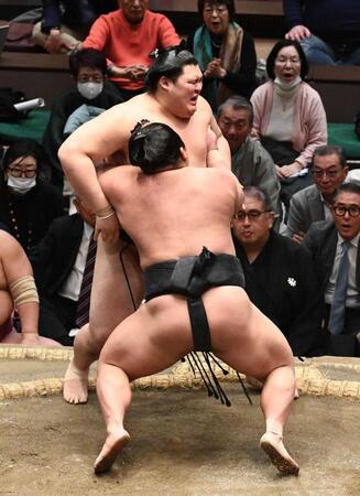 　伯乃富士（手前）に押し出しで敗れる大の里