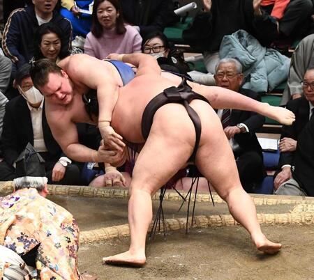 　霧島（手前）に寄り倒しで敗れる安青錦