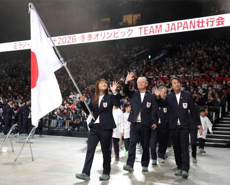 　壮行会で、国旗を持って登場した坂本花織（中央）ら（撮影・吉澤敬太）